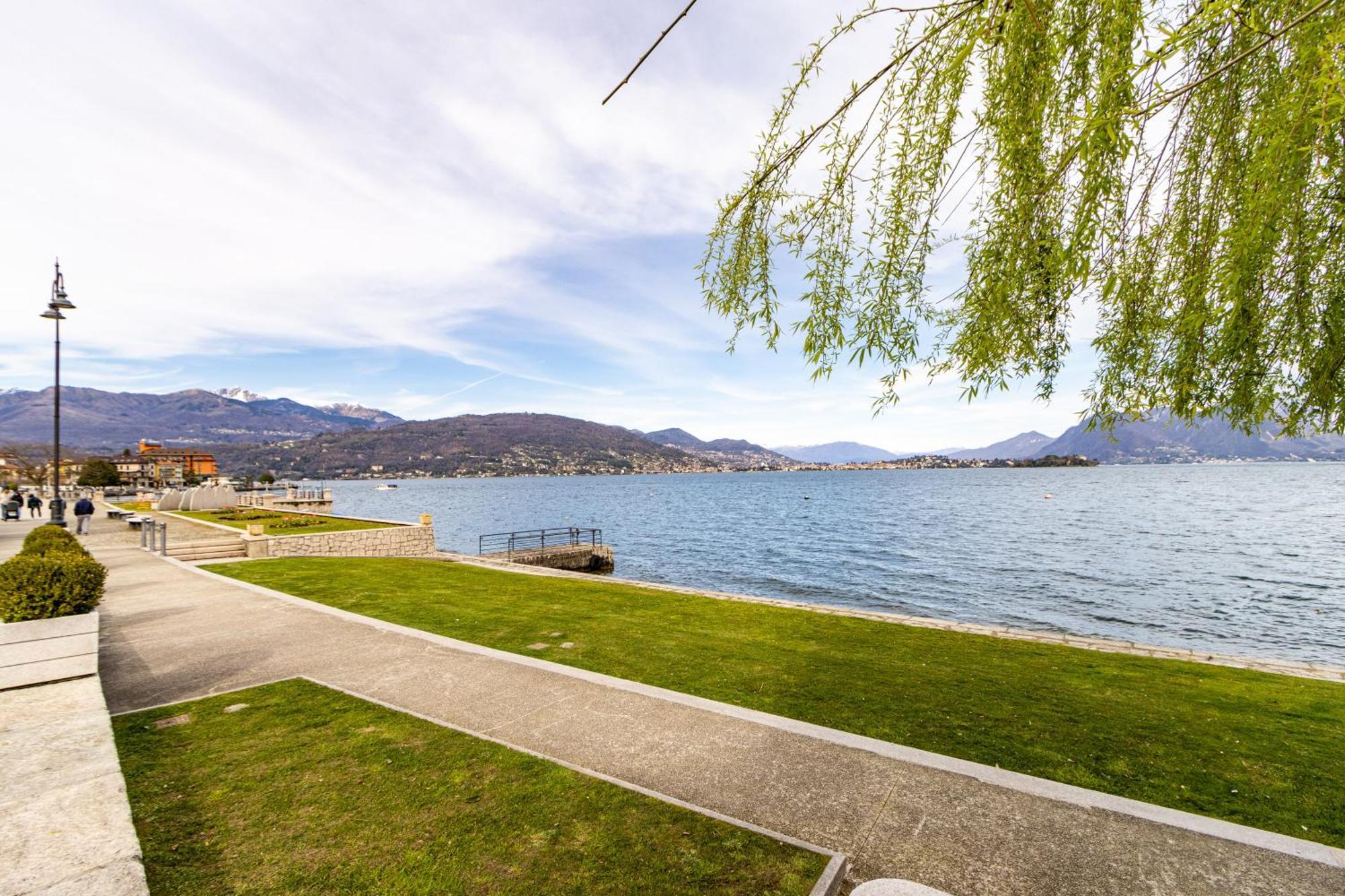 Golden Lake - Luxury Apartment ☆☆☆☆☆ - 100M From The Lake Baveno Eksteriør bilde